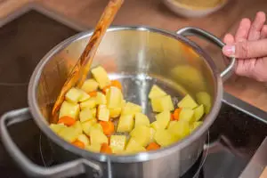 Kartoffeln und Karotten im Topf