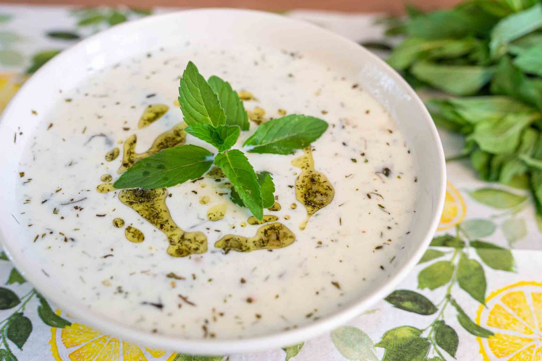 Türkische Joghurt Suppe - Rezept mit Kichererbsen, Bulgur &amp; Minze ...