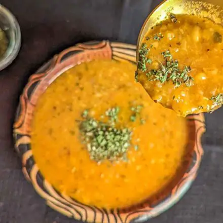 Fertige Ezogelin Suppe in einer Schüssel serviert mit Löffel
