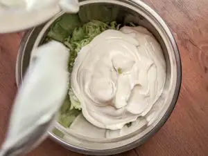 Joghurt und geriebene Gurken in einer Schüssel