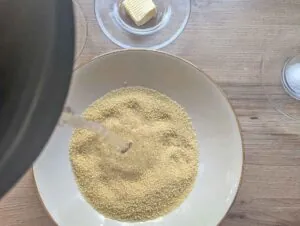 Couscous mit kochendem Wasser