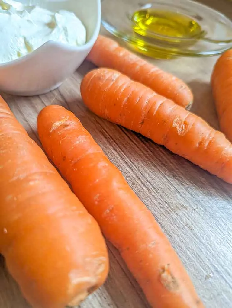 Karotten, Joghurt und Olivenöl