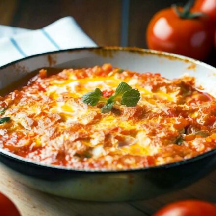 Menemen serviert